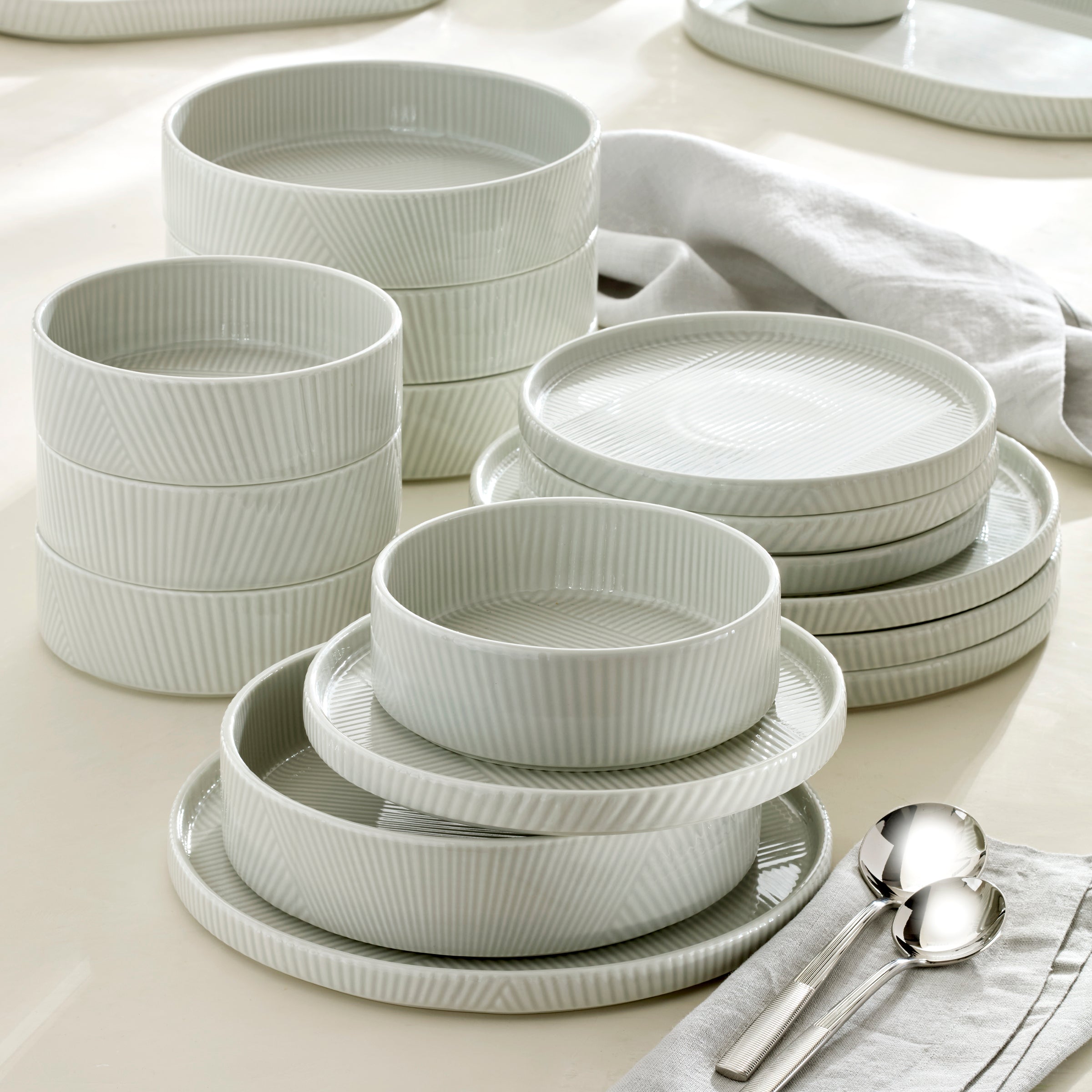 Stackable 16-Piece Dinnerware Set with Zen Texture | Modulus Vapor