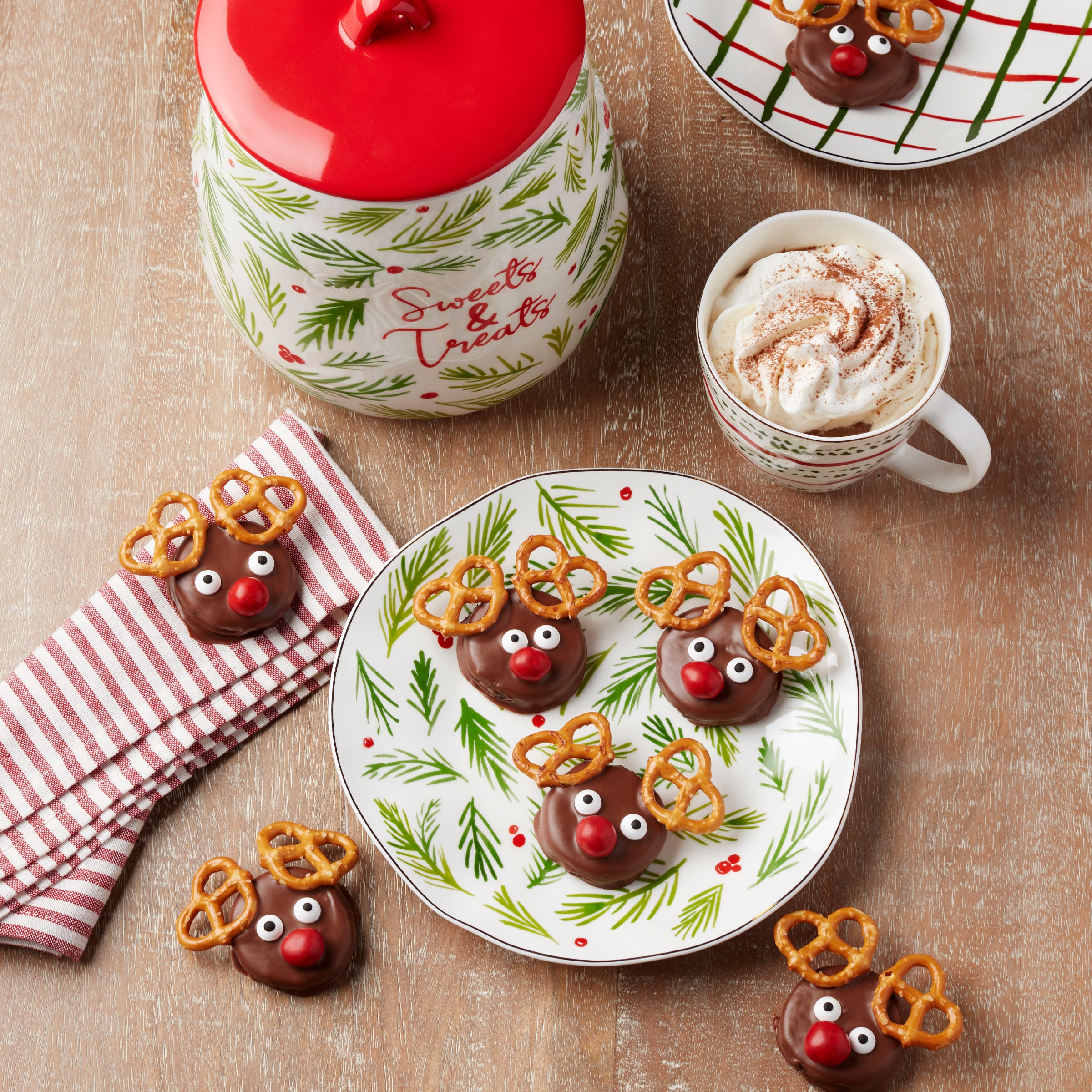 Porcelain Dessert Set with Holiday Motifs | Bayberry 12-Piece