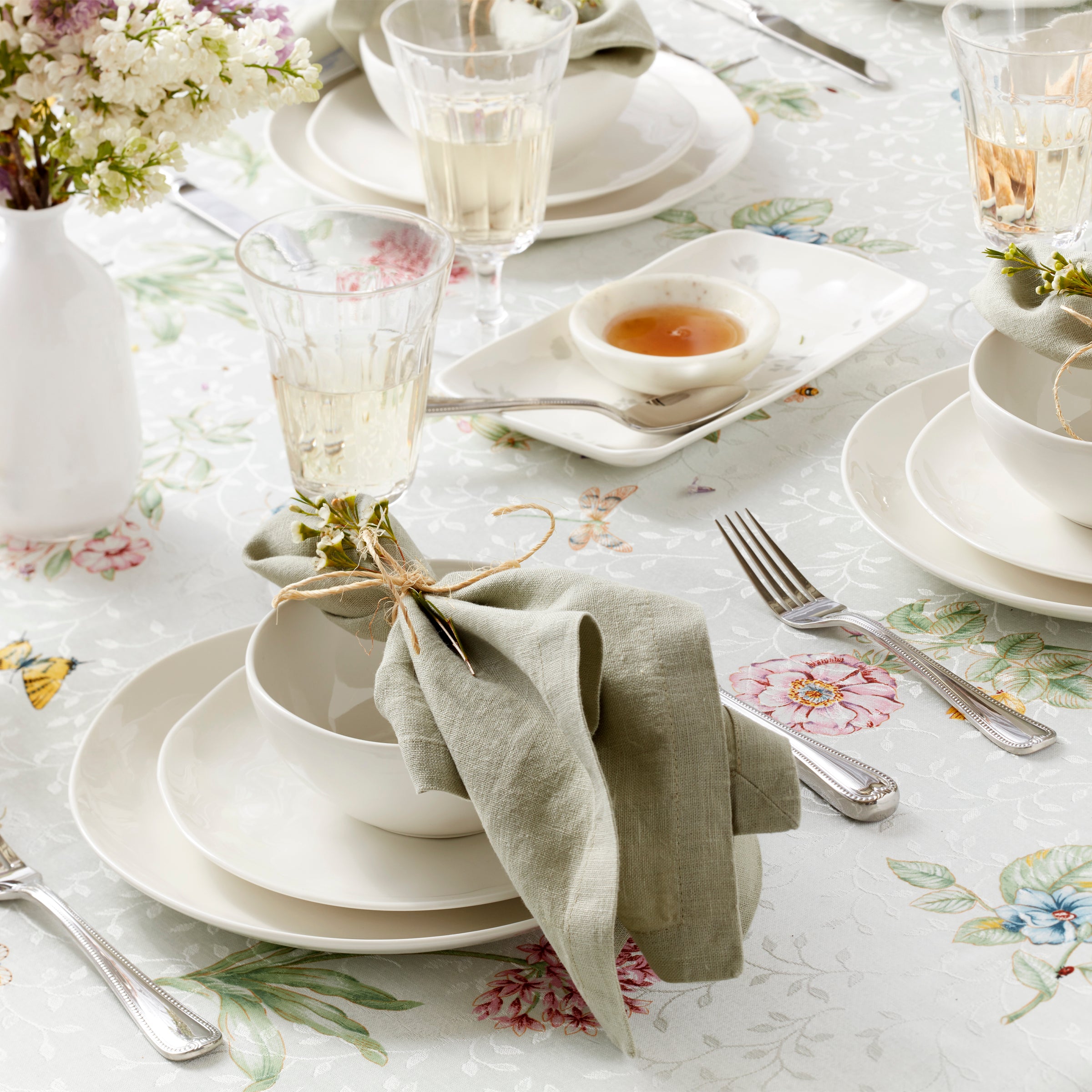 Porcelain Dinner Plates Set of 4 with Watercolor Design | Oyster Bay