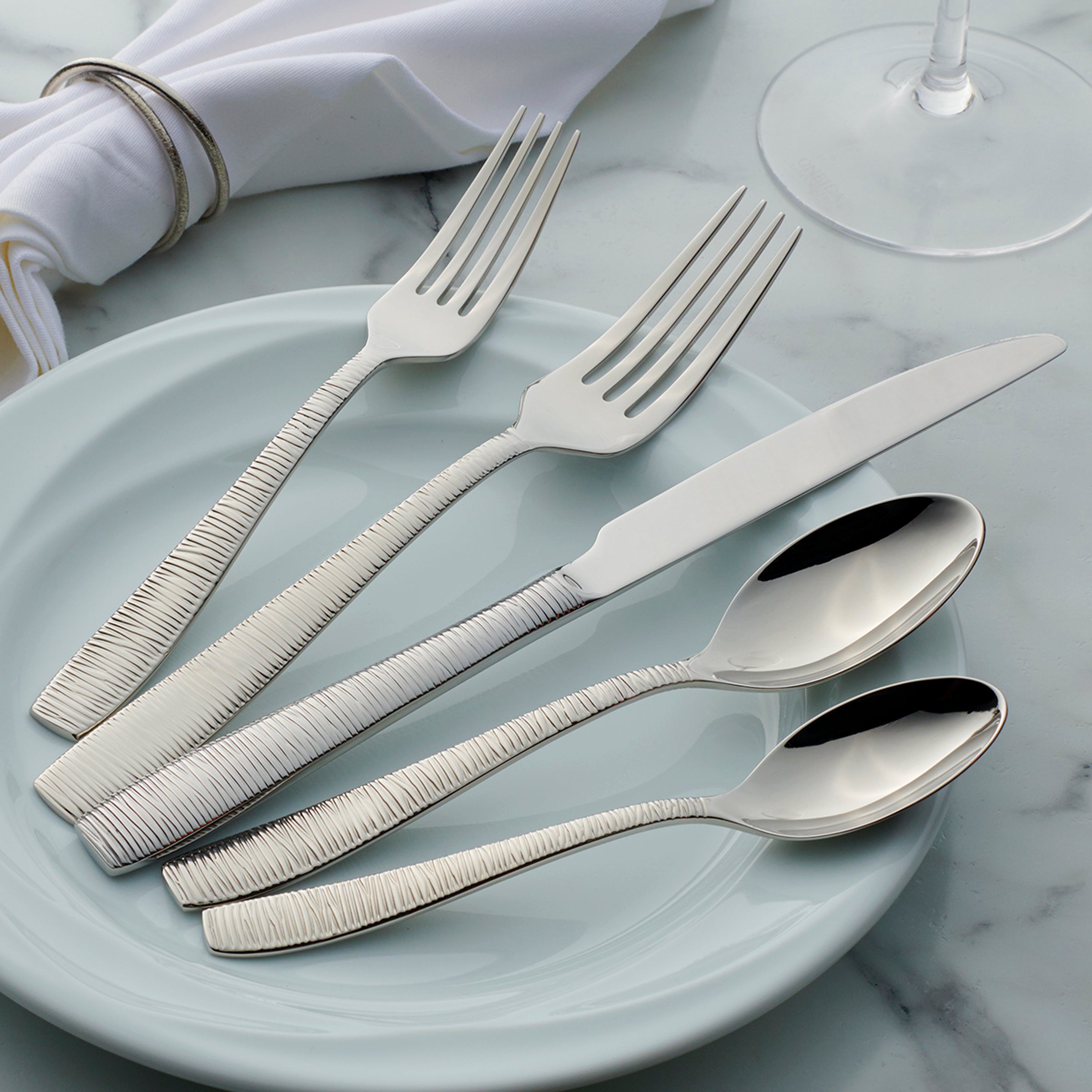 20 Piece Flatware Set with Textured Striped Handles | Bandera