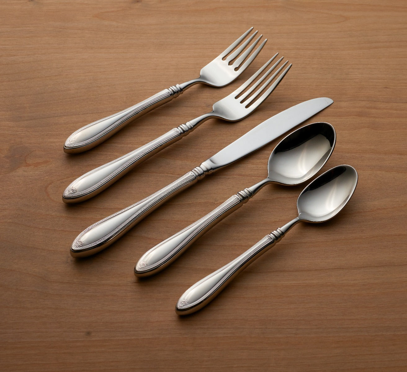 Sheraton 5-Piece Dinnerware Set with Teardrop Handles | Fine Porcelain